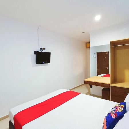 Yutaka Inn Dukuh Kupang Surabaya Exterior foto