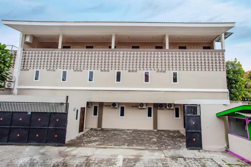 Yutaka Inn Dukuh Kupang Surabaya Exterior foto
